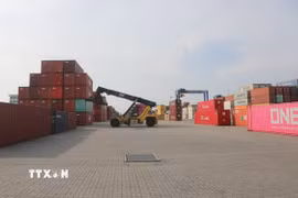 Bốc xếp hàng hóa tại bến cảng của Công ty TNHH Cảng Container Quốc tế Tân cảng Hải Phòng. (Ảnh: Minh Thu/TTXVN)