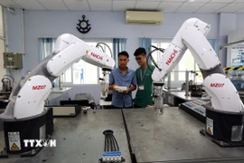 Các học viên thực hành lập trình và vận hành Robot tại Trung tâm Đào tạo khu công nghệ cao thành phố Hồ Chí Minh. Trung tâm hợp tác với các doanh nghiệp công nghệ cao, các trường đại học cao đẳng mở lớp bồi dưỡng đào tạo kỹ sư về các chuyên đề công nghệ cao. (Ảnh: Danh Lam/TTXVN)
