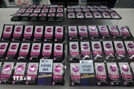 Trưng bày hàng thật, hàng giả. (Ảnh: Trần Việt/TTXVN)