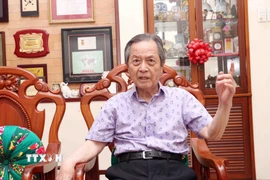 Tiến sỹ Đặng Lương Mô (kiều bào Nhật Bản), nhà khoa học nổi tiếng về vi mạch thế hệ đầu tiên đã có nhiều đóng góp cho ngành vi mạch Việt Nam. (Ảnh: Xuân Khu/TTXVN)