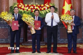 Chủ tịch nước Lương Cường trao Quyết định bổ nhiệm chức vụ Phó Chủ nhiệm Văn phòng Chủ tịch nước cho 3 đồng chí: Nguyễn Hoàng Anh, Cấn Đình Tài, Nguyễn Dũng Tiến. (Ảnh: Lâm Khánh/TTXVN)
