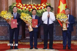 Chủ tịch nước Lương Cường trao Quyết định bổ nhiệm chức vụ Phó Chủ nhiệm Văn phòng Chủ tịch nước cho 3 đồng chí: Nguyễn Hoàng Anh, Cấn Đình Tài, Nguyễn Dũng Tiến. (Ảnh: Lâm Khánh/TTXVN)