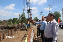 Chủ tịch UBND tỉnh Đồng Tháp Trần Trí Quang thị sát tại điểm xây dựng đường kết nối vùng biển Gò Công. (Ảnh: Công Trí/TTXVN)