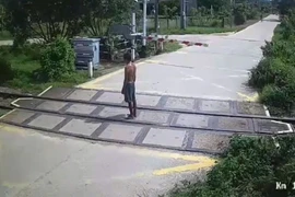 Người đàn ông đứng im trên đường ray. (Hình ảnh cắt từ clip)