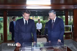 Tổng Bí thư Tô Lâm và Tổng thống Pháp Emmanuel Macron thăm Nhà sàn Bác Hồ trong Khu di tích Chủ tịch Hồ Chí Minh tại Phủ Chủ tịch. (Ảnh: Thống Nhất/TTXVN)