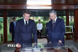 Tổng Bí thư Tô Lâm và Tổng thống Pháp Emmanuel Macron thăm Nhà sàn Bác Hồ trong Khu di tích Chủ tịch Hồ Chí Minh tại Phủ Chủ tịch. (Ảnh: Thống Nhất/TTXVN)