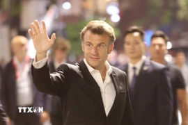 Tổng thống Pháp Emmanuel Macron và Phu nhân dạo phố cổ Hà Nội. Ảnh: TTXVN