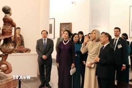 Phu nhân Tổng Bí thư, bà Ngô Phương Ly và phu nhân Tổng thống Pháp, bà Brigitte Macron tham quan không gian trưng bày hiện vật tại Bảo tàng Mỹ thuật Việt Nam. (Ảnh: An Đăng/TTXVN)
