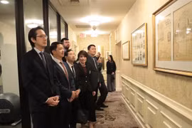 Các thành viên trong đoàn tìm hiểu tư liệu liên quan đến Chủ tịch Hồ Chí Minh. (Ảnh: Thanh Tuấn/TTXVN)