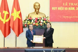 Chủ tịch Quốc hội Trần Thanh Mẫn trao Huy hiệu 45 năm tuổi Đảng tặng Chủ nhiệm Ủy ban Dân nguyện và Giám sát Dương Thanh Bình. (Nguồn: Daibieunhandan.vn)