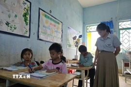 Con em của những cư dân Lào nhập tịch sinh sống ở tỉnh Kon Tum. (Ảnh: Khoa Chương/TTXVN)