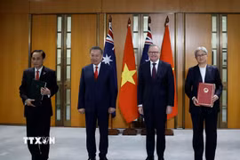 Tổng Bí thư, Chủ tịch nước Tô Lâm và Thủ tướng Australia Anthony Albanese chứng kiến trao văn kiện hợp tác giữa hai nước. (Ảnh: Thống Nhất/TTXVN)