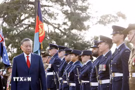 Tổng Bí thư, Chủ tịch nước Tô Lâm duyệt Đội danh dự. (Ảnh: Thống Nhất/TTXVN)