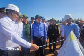 Phó Thủ tướng Hồ Quốc Dũng kiểm tra tiến độ dự án đường cao tốc Quy Nhơn-Pleiku. (Ảnh: Sỹ Thắng/TTXVN)