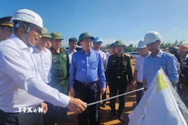 Phó Thủ tướng Hồ Quốc Dũng kiểm tra tiến độ dự án đường cao tốc Quy Nhơn-Pleiku. (Ảnh: Sỹ Thắng/TTXVN)