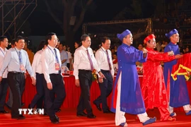 Chủ tịch Quốc hội Trần Thanh Mẫn và đoàn đại biểu rước Văn tế vào Đền Kiếp Bạc. (Ảnh: Doãn Tấn/TTXVN)