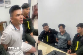 Đối tượng Hà Quang Sơn (trái) và Hoàng Văn Đông (phải) bị lực lượng chức năng bắt giữ. (Ảnh: Quốc Xã/TTXVN phát)