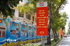 Băngrôn, pano, ápphích và nhiều hình ảnh chào mừng 50 năm Ngày Giải phóng miền Nam, thống nhất đất nước được treo dọc đường Đồng Khởi (Quận 1, Thành phố Hồ Chí Minh). (Ảnh: Thanh Vũ/TTXVN)
