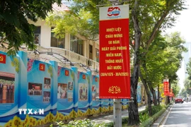 Băngrôn, pano, ápphích và nhiều hình ảnh chào mừng 50 năm Ngày Giải phóng miền Nam, thống nhất đất nước được treo dọc đường Đồng Khởi (Quận 1, Thành phố Hồ Chí Minh). (Ảnh: Thanh Vũ/TTXVN)