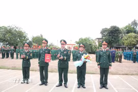 Lãnh đạo Quân khu V trao Quyết định của Tổng Tham mưu trưởng Quân đội nhân dân Việt Nam về việc thành lập Tiểu đoàn Hỗn hợp Lý Sơn. (Ảnh: TTXVN phát)