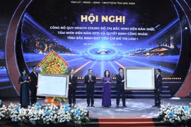 Bộ trưởng Bộ Xây dựng Trần Hồng Minh trao Quyết định phê duyệt Quy hoạch chung đô thị Bắc Ninh đến năm 2050, tầm nhìn đến năm 2075 và Quyết định công nhận tỉnh Bắc Ninh đạt tiêu chí đô thị loại I cho lãnh đạo Đảng bộ, Chính quyền và Nhân dân tỉnh Bắc Ninh. (Ảnh: Việt Hùng/TTXVN)