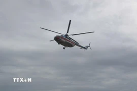 Trực thăng lên đường cứu trợ người dân vùng lũ. (Ảnh: TTXVN phát)