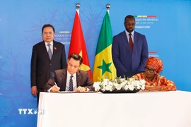 Chủ tịch Quốc hội Trần Thanh Mẫn và Thủ tướng Senegal Ousmane Sonko chứng kiến Bộ Ngoại giao Việt Nam và Bộ Hội nhập châu Phi và Ngoại giao Senegal ký kết Bản ghi nhớ về hợp tác. (Ảnh: Doãn Tấn/TTXVN)