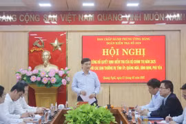 Ông Vũ Hồng Thanh, Ủy viên Ban Chấp hành Trung ương Đảng, Phó Chủ tịch Quốc hội, Phó Trưởng đoàn Thường trực Đoàn kiểm tra số 1910 phát biểu tại buổi làm việc. (Ảnh: TTXVN phát)