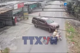 Tài xế xe bán tải cố tình đâm ngã xe cảnh sát giao thông rồi bỏ trốn