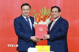 Thủ tướng Phạm Minh Chính trao Quyết định Quyền Bộ trưởng Bộ Công Thương cho ông Lê Mạnh Hùng. (Ảnh: Dương Giang/TTXVN)