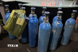 Bình chứa "khí cười" N2O. (Ảnh: TTXVN phát)