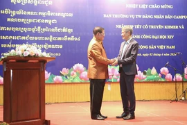 Đại sứ Việt Nam tại Vương quốc Campuchia Nguyễn Minh Vũ (phải) và Phó Chủ tịch CPP Samdech Krolahom Sar Kheng tại cuộc gặp thân mật. (Ảnh: Huỳnh Thảo/TTXVN)