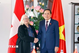 Chủ tịch Quốc hội Trần Thanh Mẫn và bà Anjuska Marija Weil, Chủ tịch Hội hữu nghị Thụy Sĩ-Việt Nam. (Ảnh: Doãn Tấn/TTXVN)