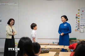 Phu nhân Tổng Bí thư Tô Lâm, bà Ngô Phương Ly nói chuyện với cô và trò Trường phổ thông liên cấp Vesala. (Ảnh: TTXVN phát)
