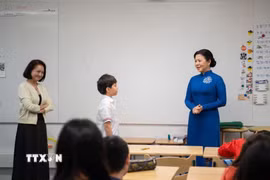 Phu nhân Tổng Bí thư Tô Lâm, bà Ngô Phương Ly nói chuyện với cô và trò Trường phổ thông liên cấp Vesala. (Ảnh: TTXVN phát)