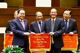 Chủ tịch Quốc hội Trần Thanh Mẫn tặng bức trướng mừng thọ nguyên lãnh đạo Quốc hội qua các thời kỳ. (Ảnh: Doãn Tấn/TTXVN)