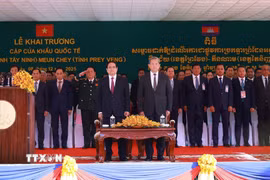 Thủ tướng Phạm Minh Chính và Thủ tướng Campuchia Hun Manet dự Lễ khai trương Cặp cửa khẩu quốc tế Tân Nam-Meun Chey. (Ảnh: Dương Giang/TTXVN)