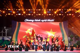 Chương trình nghệ thuật đã khắc họa sinh động về quá trình hoạt động cách mạng của nhà giáo, nhà báo, Anh hùng lực lượng vũ trang Nhân dân Phan Ngọc Hiển. (Ảnh: Huỳnh Anh/TTXVN)