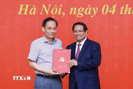Thủ tướng Phạm Minh Chính trao Quyết định chỉ định đồng chí Lê Hoài Trung tham gia Ban Chấp hành, Ban Thường vụ Đảng ủy Chính phủ nhiệm kỳ 2020-2025 . (Ảnh: Dương Giang/TTXVN)
