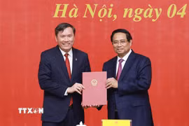Thủ tướng Phạm Minh Chính trao Quyết định tiếp nhận, bổ nhiệm ông Lê Văn Lợi, Phó Giám đốc Học viện Chính trị quốc gia Hồ Chí Minh giữ chức Chủ tịch Viện Hàn lâm Khoa học xã hội Việt Nam. (Ảnh: Dương Giang/TTXVN)