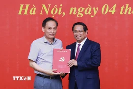 Thủ tướng Phạm Minh Chính trao Quyết định chỉ định đồng chí Lê Hoài Trung tham gia Ban Chấp hành, Ban Thường vụ Đảng ủy Chính phủ nhiệm kỳ 2020-2025 . (Ảnh: Dương Giang/TTXVN)