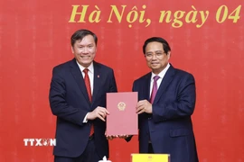 Thủ tướng Phạm Minh Chính trao Quyết định tiếp nhận, bổ nhiệm ông Lê Văn Lợi, Phó Giám đốc Học viện Chính trị quốc gia Hồ Chí Minh giữ chức Chủ tịch Viện Hàn lâm Khoa học xã hội Việt Nam. (Ảnh: Dương Giang/TTXVN)