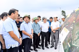 Bí thư Thành ủy Hà Nội Trần Đức Thắng và Đoàn công tác của thành phố Hà Nội kiểm tra thực địa tại Dự án xây dựng tuyến đường Mỹ Đình-Ba Sao-Bái Đính (đoạn nối từ đường trục phía Nam đến đường Hương Sơn-Tam Chúc). (Ảnh: Trung Nguyên/TTXVN)