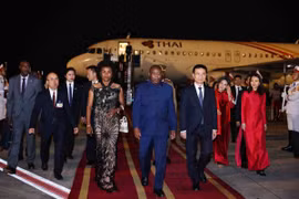 Tổng thống Burundi Évariste Ndayishimiye và Phu nhân đến Hà Nội, bắt đầu chuyến thăm chính thức tới Việt Nam. (Ảnh: Minh Đức/TTXVN)