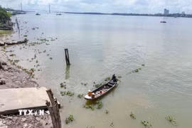 Từ khi phà Cồn Khương dừng hoạt động, những chiếc ghe là phương tiện để người dân qua sông Hậu. (Ảnh: Thanh Liêm/TTXVN)