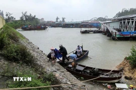 Đặc khu Cô Tô kiên quyết sơ tán dân khỏi vùng nguy hiểm. (Ảnh: TTXVN phát)