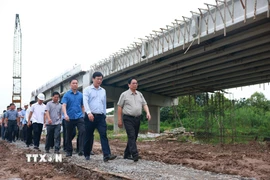 Thủ tướng Phạm Minh Chính kiểm tra tiến độ thi công Dự án đường bộ cao tốc Cao Lãnh-An Hữu giai đoạn 1. (Ảnh: Dương Giang/TTXVN)