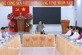 Thủ tướng Phạm Minh Chính làm việc với lãnh đạo phường Thới Sơn, tỉnh An Giang về mô hình chính quyền địa phương 2 cấp và hoạt động của Trung tâm phục vụ hành chính công. (Ảnh: Dương Giang/TTXVN)