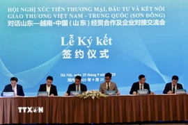 Các doanh nghiệp hai nước ký kết văn bản hợp tác. (Ảnh: Trần Việt/TTXVN)