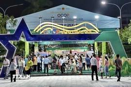 Triển lãm sản phẩm OCOP tiêu biểu vùng Đồng bằng sông Cửu Long thu hút đông đảo người dân An Giang đến tham quan. (Ảnh: Thanh Sang/TTXVN)